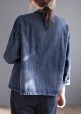 Abrigo vaquero de algodón de manga larga con cuello en V azul, bordado de patchwork y bolsillos con botones